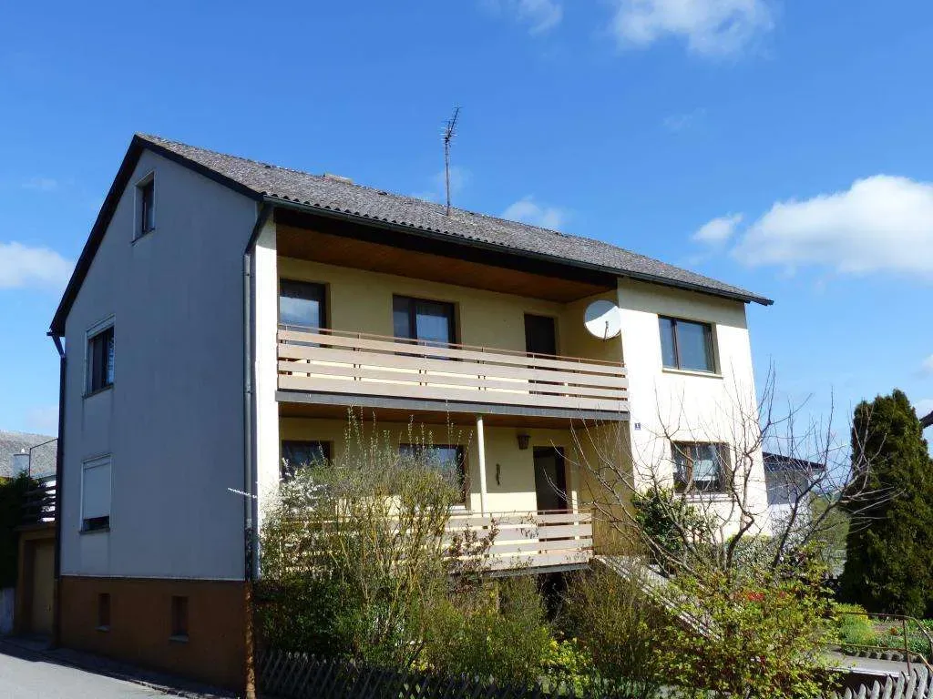 Vermietung oder Eigennutzung? Ansprechendes Wohnhaus mit Garage und Nebengebäude – Bild 2