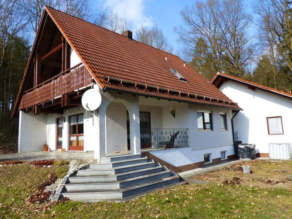 Waldrandlage geboten!! Freistehendes Wohnhaus mit separatem Waldstück und Doppelgarage – Bild 1