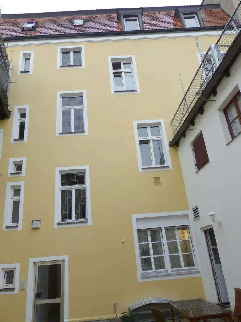 Wohnen im Zentrum! Großzügige 2 Zi.-Whg. in ruhiger Innenstadtlage, im 3. OG, sofort frei – Bild 1