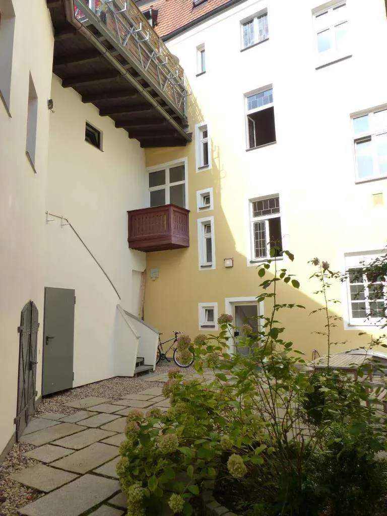 Wohnen im Zentrum! Großzügige 2 Zi.-Whg. in ruhiger Innenstadtlage, im 3. OG, sofort frei – Bild 2