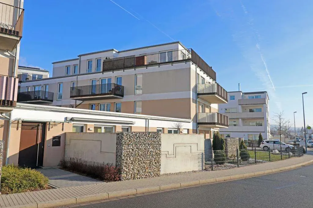 Zur Vermietung! Hochwertige, barrierefreie 2 1/2 Zi.-Whg. mit 2 Terrassen, EBK u. Garage – Bild 1