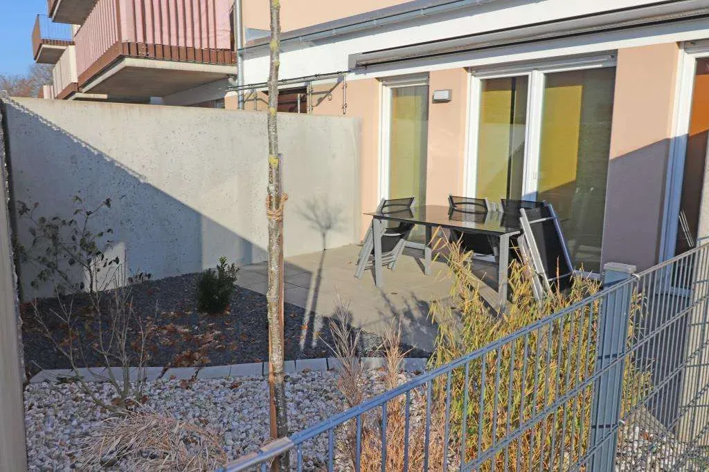 Zur Vermietung! Hochwertige, barrierefreie 2 1/2 Zi.-Whg. mit 2 Terrassen, EBK u. Garage – Bild 2