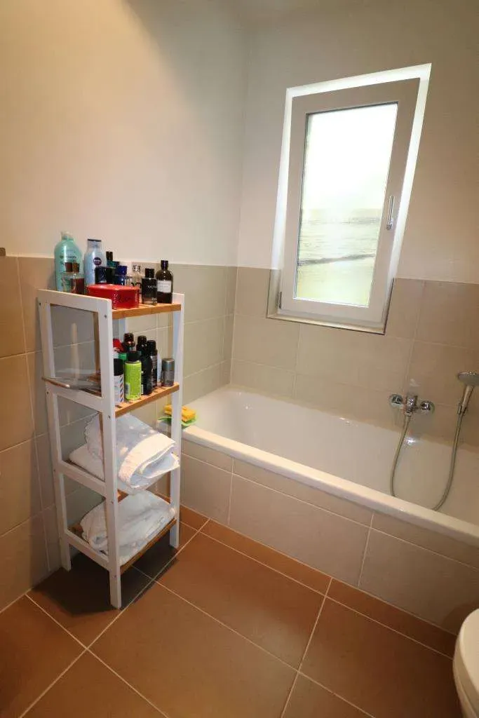 Zur Vermietung! Hochwertige, barrierefreie 2 1/2 Zi.-Whg. mit 2 Terrassen, EBK u. Garage – Bild 9
