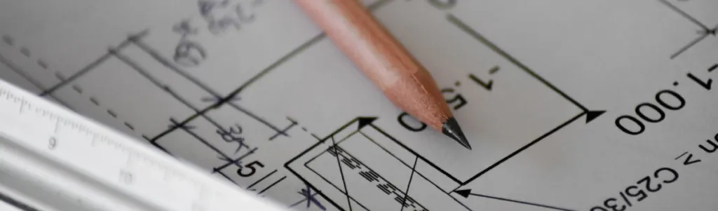 Nahaufnahme eines Bauplans mit Bleistift auf technischer Zeichnung