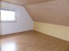 Ruhige Lage! Freistehendes Wohnhaus mit vier großen Garagen, Spitzboden ausgebaut, teilw. renoviert - Kinderzimmer DG