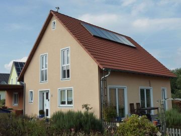 Hocheffizientes Niedrigenergiehaus mit Solaranlage und Doppelcarport, 92690 Pressath, Einfamilienhaus