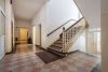 Repräsentativ u. gepflegt! Denkmalgeschütztes Kloster in exponierter Lage nahe der Innenstadt - Flur und Treppe