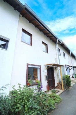 Achtung! Solide Kapitalanlage oder günstiges Reihenhaus mit Terrasse, Balkon und Garage, 95032 Hof, Reihenmittelhaus
