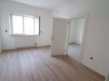 Neu renoviert! Zentrumsnahe 3 Zi.-Whg. im 2. OG, ohne Balkon, sofort bezugsfrei, 92637 Weiden, Etagenwohnung