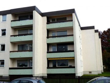 Familien bevorzugt! Ansprechende 4 Zi.-ETW mit Balkon und Garage, Badezimmer und WC erneuert, 92637 Weiden, Etagenwohnung