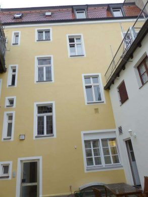 Wohnen im Zentrum! Großzügige 2 Zi.-Whg. in ruhiger Innenstadtlage, im 3. OG, sofort frei, 92637 Weiden, Etagenwohnung