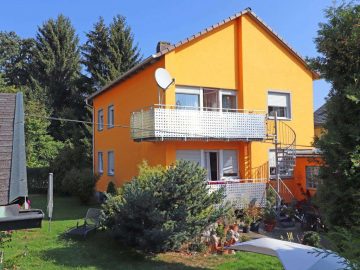 Außenfassade und Balkone erneuert! Ansprechendes Wohnhaus mit verlängerter Garage und Gartenhaus, 92670 Windischeschenbach, Einfamilienhaus
