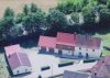 Saniert und umgebaut! Ehemalige Hofstelle mit mehreren Nebengebäuden u. vier Garagen - Luftbild