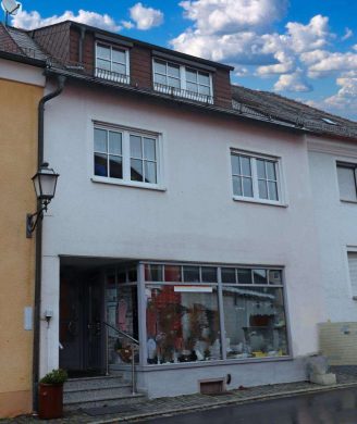 Modernisiert & bezugsfrei – Gepflegtes Wohnhaus mit Ladeneinheit zum Top-Preis!, 95692 Konnersreuth, Einfamilienhaus
