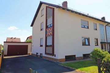 TOP gepflegtes Dreifam.-Haus mit Balkone und Dop.-Garage, EG und OG vermietet, DG Whg. frei, 95700 Neusorg, Mehrfamilienhaus