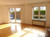 TOP! Gepflegte 2 Zi.- EG-Wohnung mit Einbauküche, Terrasse, Garten und Tiefgarage - Wohnzimmer
