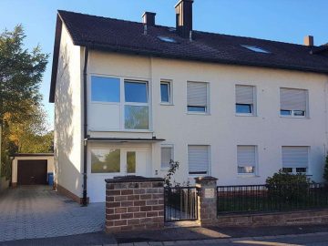 TOP-Lage, Modernisiertes Dreifam.-Haus mit Terrasse, Balkon und zwei Garagen in Weiden-Ost, 92637 Weiden, Mehrfamilienhaus