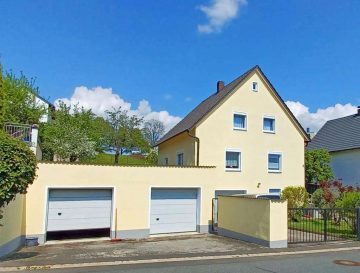 In Toplage! Gepflegtes Wohnhaus mit drei Garagen, Gartenhäuschen u. schönem Garten, 92637 Weiden, Einfamilienhaus