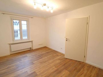 Erstbezug nach Sanierung! Schöne 2 Zi.-ETW komplett renoviert mit Stellplatz im Innenhof, 92637 Weiden, Dachgeschosswohnung