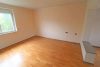 Ruhige Lage geboten! Frei stehendes Zweifam.- Haus mit zwei Garagen, DG ausbaufähig - Wohnzimmer EG