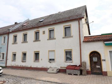 Haus mit Potenzial! Renovierungsbedürftiges Wohnhaus mit Nebengebäude und Garten, 95666 Mitterteich, Einfamilienhaus
