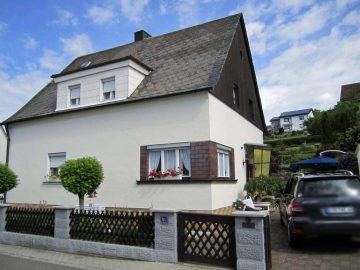 In Top Lage! Gepflegtes Wohnhaus mit Garage, Nebengebäude und herrlichem Garten, 92690 Pressath, Einfamilienhaus