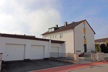 Schöne Lage geboten! Frei stehendes Zwei- oder Dreifam.-Haus mit drei Garagen und einem Freisitz., 92665 Altenstadt, Mehrfamilienhaus