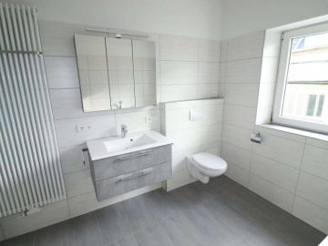 Erstbezug – 2019 neu saniert! 3 Zi.-Whg. mit Balkon im 1.OG, nur 5 Min. zur Innenstadt, 92637 Weiden, Etagenwohnung