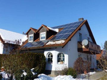 Ansprechendes Wohnhaus mit Doppelgarage und Photovoltaikanlage, eigener Eingang für Gewerbe od. ELW, 92665 Altenstadt, Einfamilienhaus