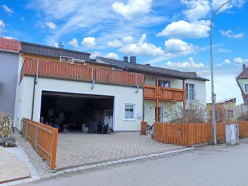 Vielseitiges Wohnhaus mit Dachterrasse und Doppelgarage – als Ein- oder Zweifam.-Haus nutzbar, 92690 Pressath, Einfamilienhaus