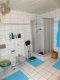 Ansprechendes Wohnhaus mit Doppelgarage und Photovoltaikanlage, eigener Eingang für Gewerbe od. ELW - Badezimmer