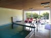 Herrlicher Fernblick! Wohnhaus mit 7 Zi.-ETW, Schwimmbad, Solarthermie, Pelletheizung und Garage - Schwimmbad mit Ruhebereich