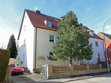 Umgebaut u. renoviert! Zweifam.-Haus mit Innentreppe zum ausgebauten Dachgeschoß, 92637 Weiden, Mehrfamilienhaus