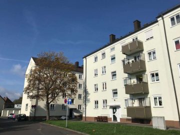 Modernisiert und im TOP Zustand!!! Gepflegte 3 Zi.-ETW mit Balkon und schöner Aussicht, sofort frei, 92637 Weiden, Etagenwohnung