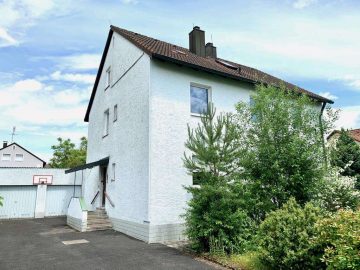 Ruhige Lage geboten! Frei stehendes Zweifam.- Haus mit zwei Garagen, DG ausbaufähig, 92637 Weiden, Einfamilienhaus