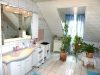 Ansprechendes Wohnhaus mit Doppelgarage und Photovoltaikanlage, eigener Eingang für Gewerbe od. ELW - Badezimmer
