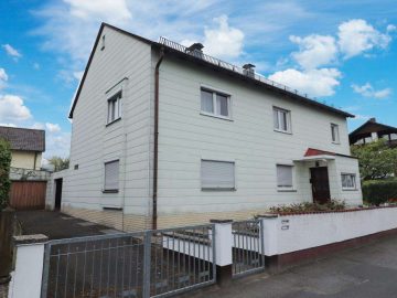 Sofort frei! Gepflegtes Ein- oder Zweifamilienhaus in Top-Lage mit zwei Garagen und Nebengebäude, 92637 Weiden, Einfamilienhaus