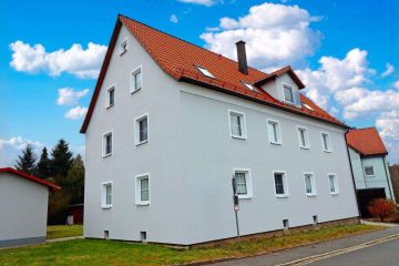 Kapitalanlage! Top saniertes Mehrfamilienhaus mit 5 Wohnungen und 5 Garagen (v. 2003), 95666 Pleußen, Mehrfamilienhaus