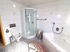 Vielseitiges Wohnhaus mit Dachterrasse und Doppelgarage – als Ein- oder Zweifam.-Haus nutzbar - Badezimmer OG