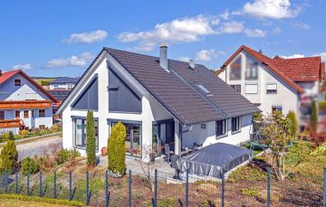 Top gepflegt: Neuwertiges Architektenhaus mit Galerie, Doppelgarage und großem Grundstück, 92533 Wernberg-Köblitz, Einfamilienhaus