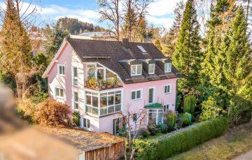 Ruhig gelegen! 4 Familienhaus mit Fernsicht und Entwicklungspotenzial, davon zwei Wohnungen frei, 92681 Erbendorf, Mehrfamilienhaus