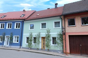 Sofort frei! Günstiges Reihenhaus mit großer Scheune, Werkstatt und Garten in zentraler Lage, 92714 Pleystein, Reihenmittelhaus